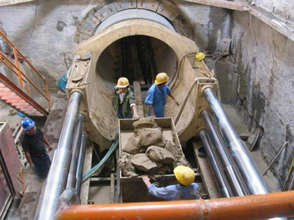 鄭州土壓平衡頂管機(jī)下穿市政道路施工